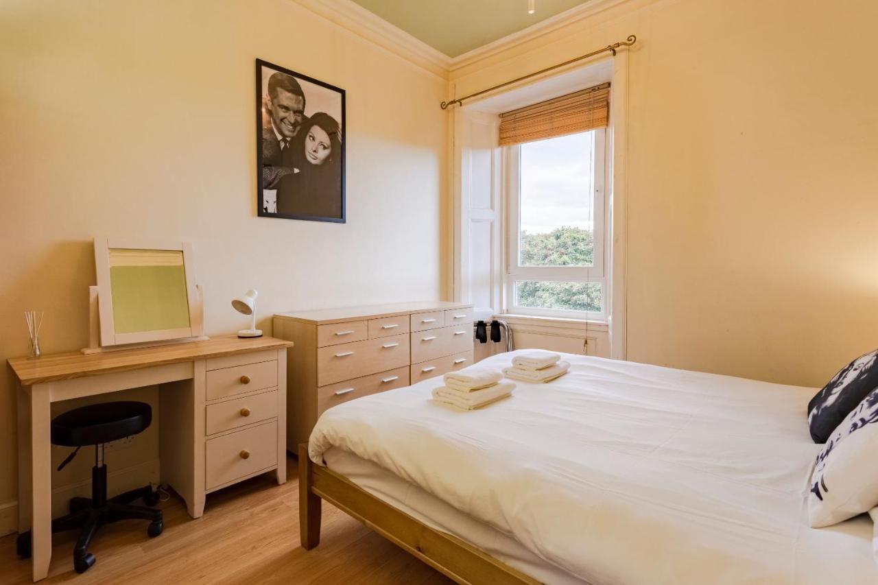 Apartment 1 Bedroom Overlooking Park *